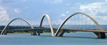 Ponte sobre o Lago Paranoá em Brasília. Feita com liga ferro-nióbio.